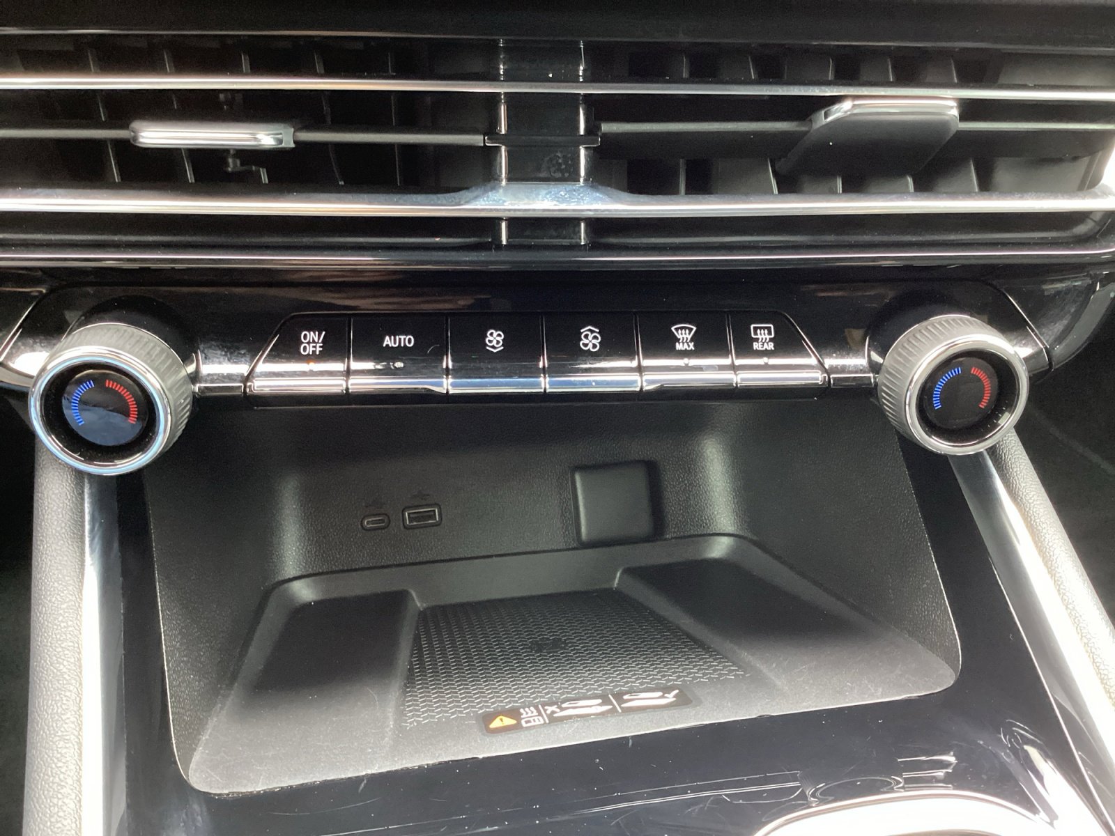 Used 2025 Chevrolet Traverse LT FWD image 23