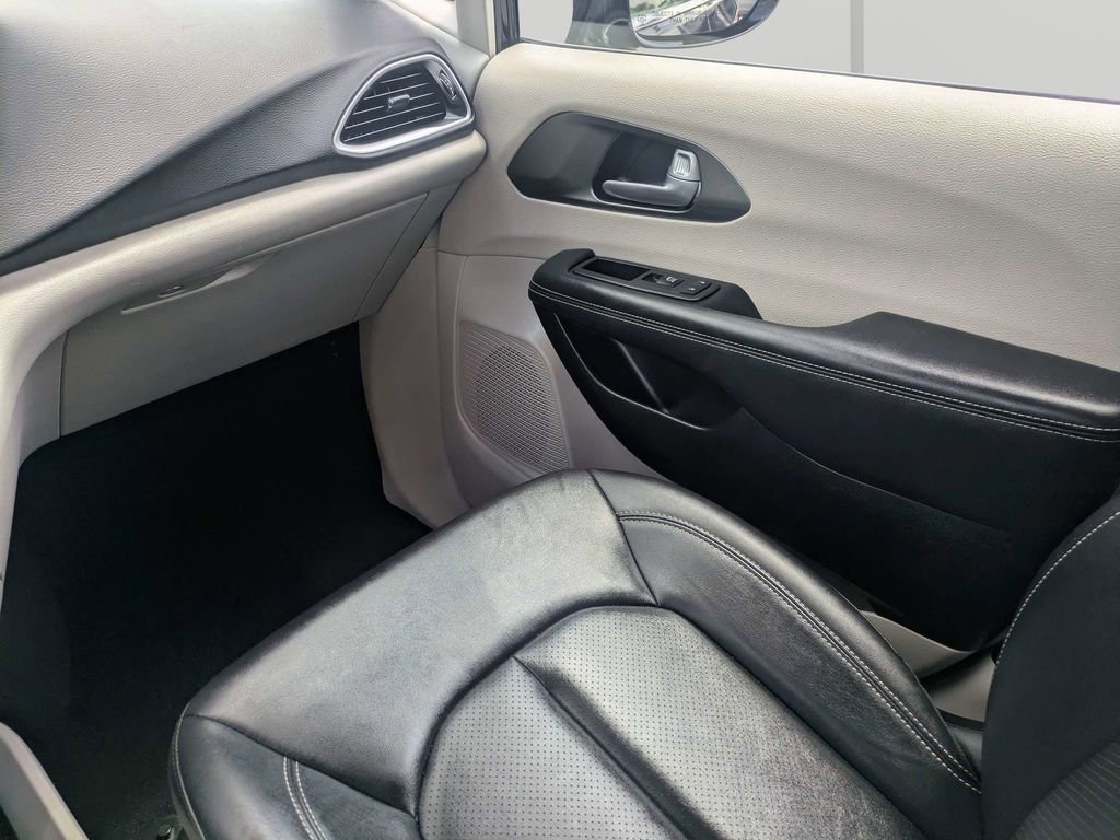 Used 2024 Chrysler Pacifica Touring-L FWD image 18
