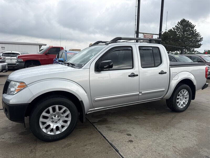 Used 2010 Nissan Frontier LE w/ LE Value Truck Pkg AWD/4WD image 2