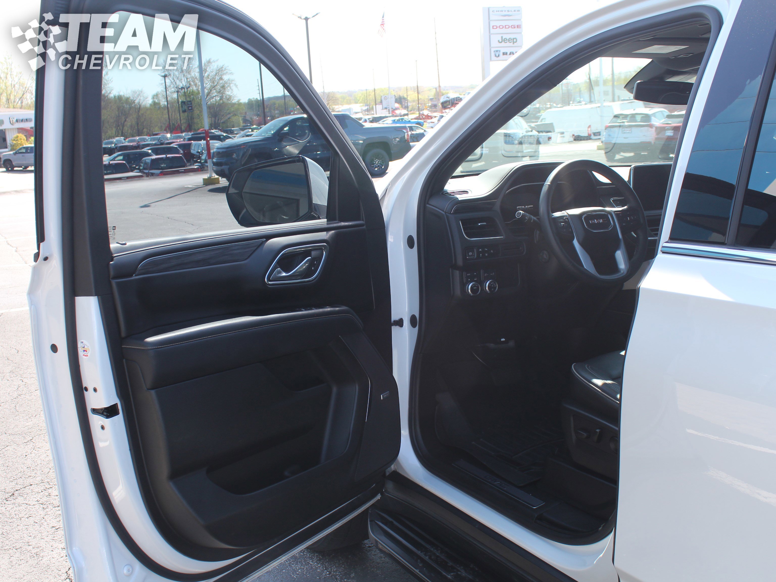 Used 2023 GMC Yukon SLT w/ SLT Luxury Package AWD/4WD image 10