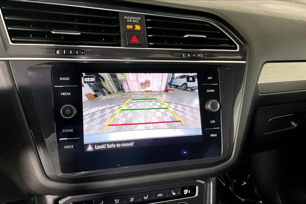Used 2021 Volkswagen Tiguan SE w/ Panoramic Sunroof Package image 21