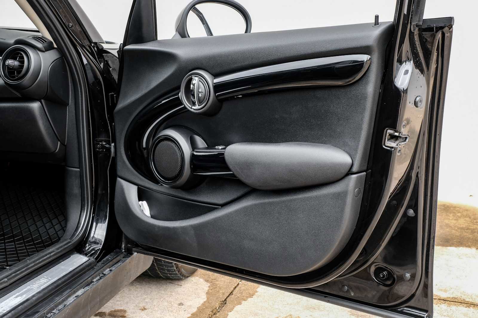 Used 2019 MINI Cooper 4-Door Hardtop image 46