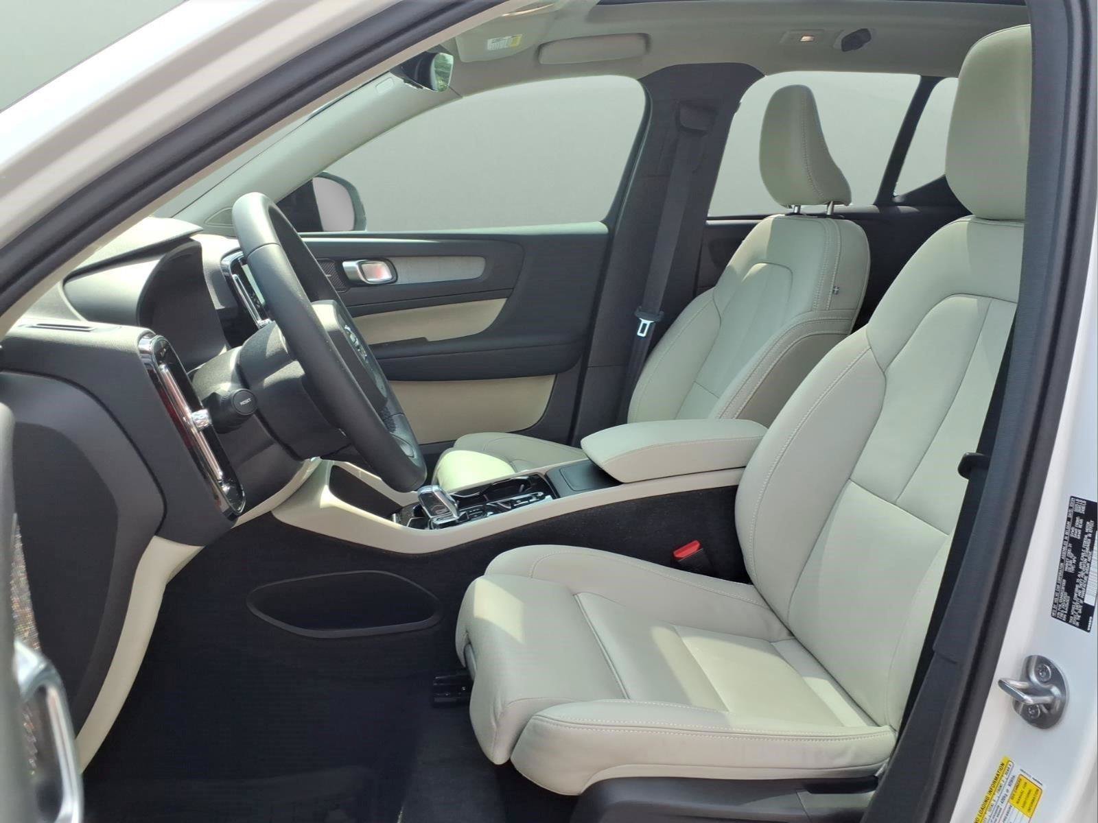Used 2024 Volvo XC40 B5 Ultimate w/ Protection Package Premier AWD/4WD image 17