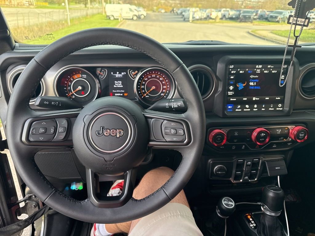 Used 2023 Jeep Gladiator Sport image 7