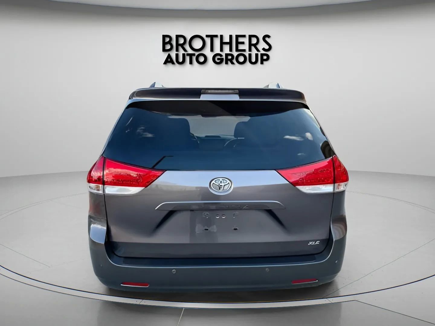 Used 2014 Toyota Sienna XLE image 9