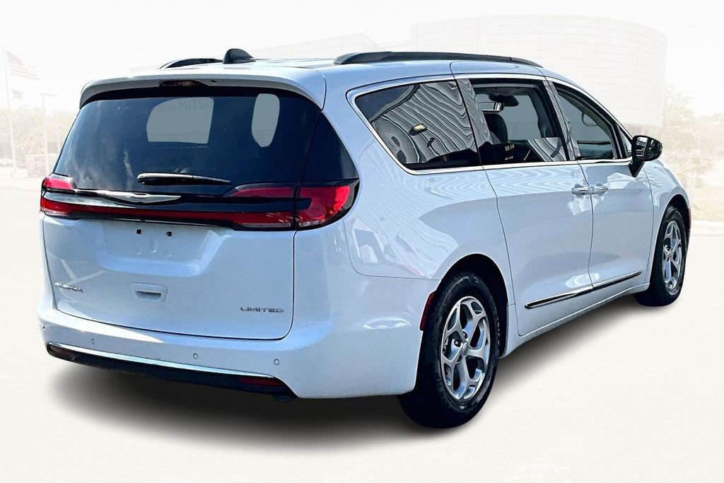 Used 2023 Chrysler Pacifica Limited image 6
