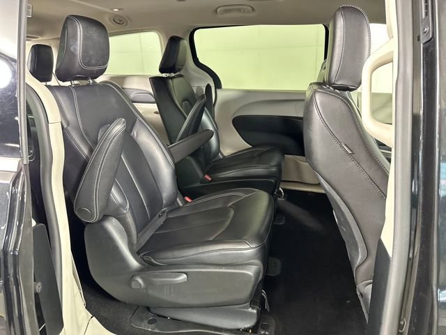 Used 2023 Chrysler Pacifica Touring-L image 27