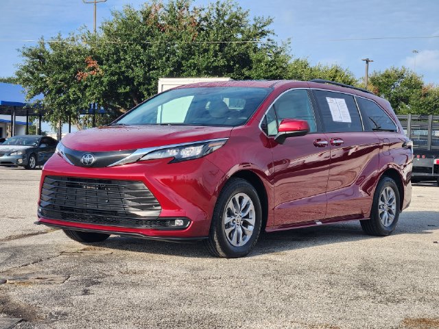 Used 2026 Toyota Sienna XLE FWD image 3