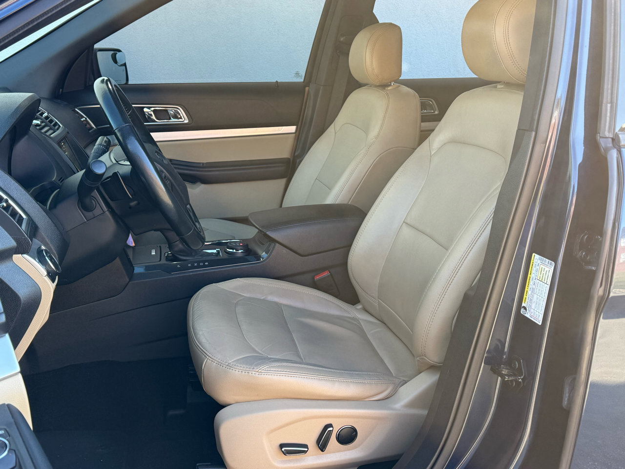 Used 2017 Ford Explorer XLT w/ Equipment Group 202A image 5