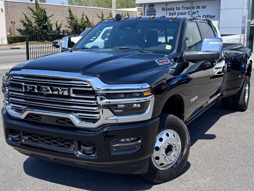 Used 2025 RAM 3500 Limited AWD/4WD image 3