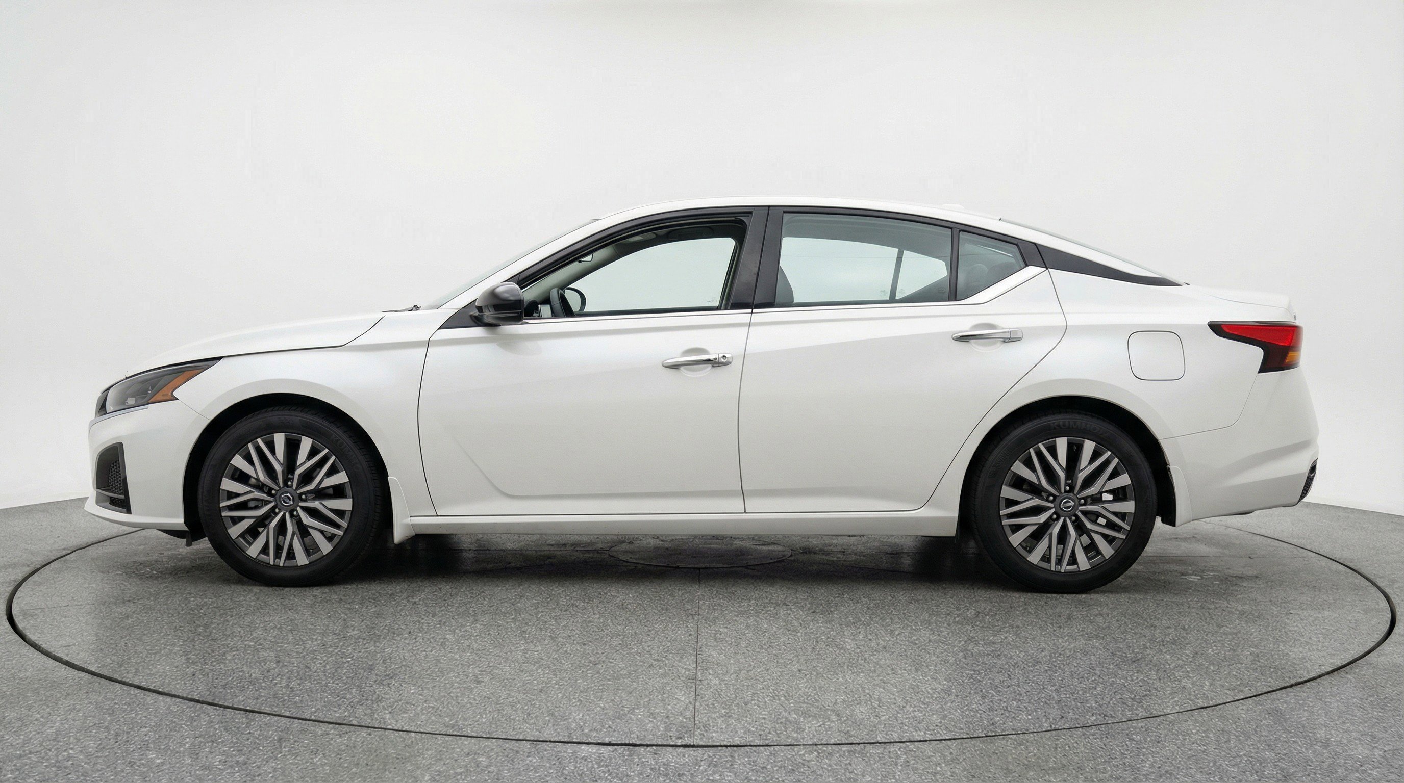 Used 2025 Nissan Altima 2.5 SV image 5