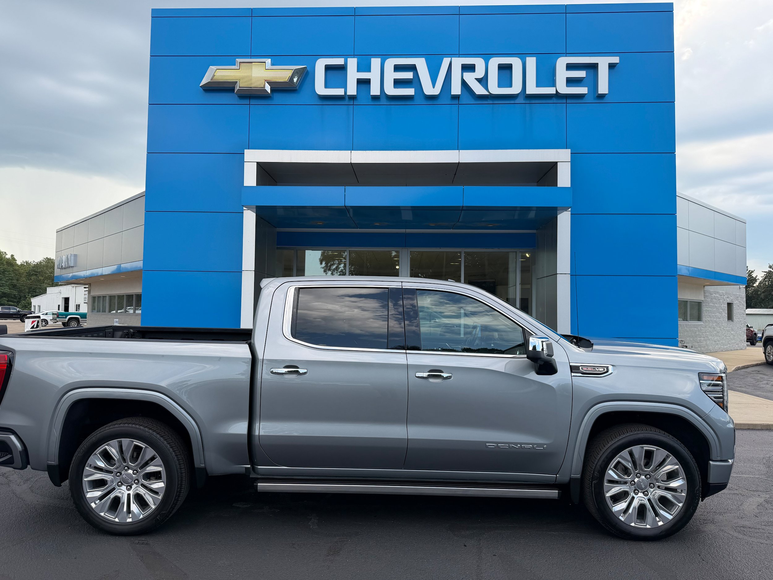 Used 2024 GMC Sierra 1500 Denali w/ Technology Package AWD/4WD image 1