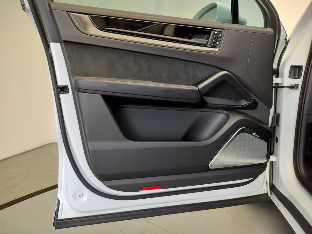 Certified 2025 Porsche Cayenne GTS AWD/4WD image 19