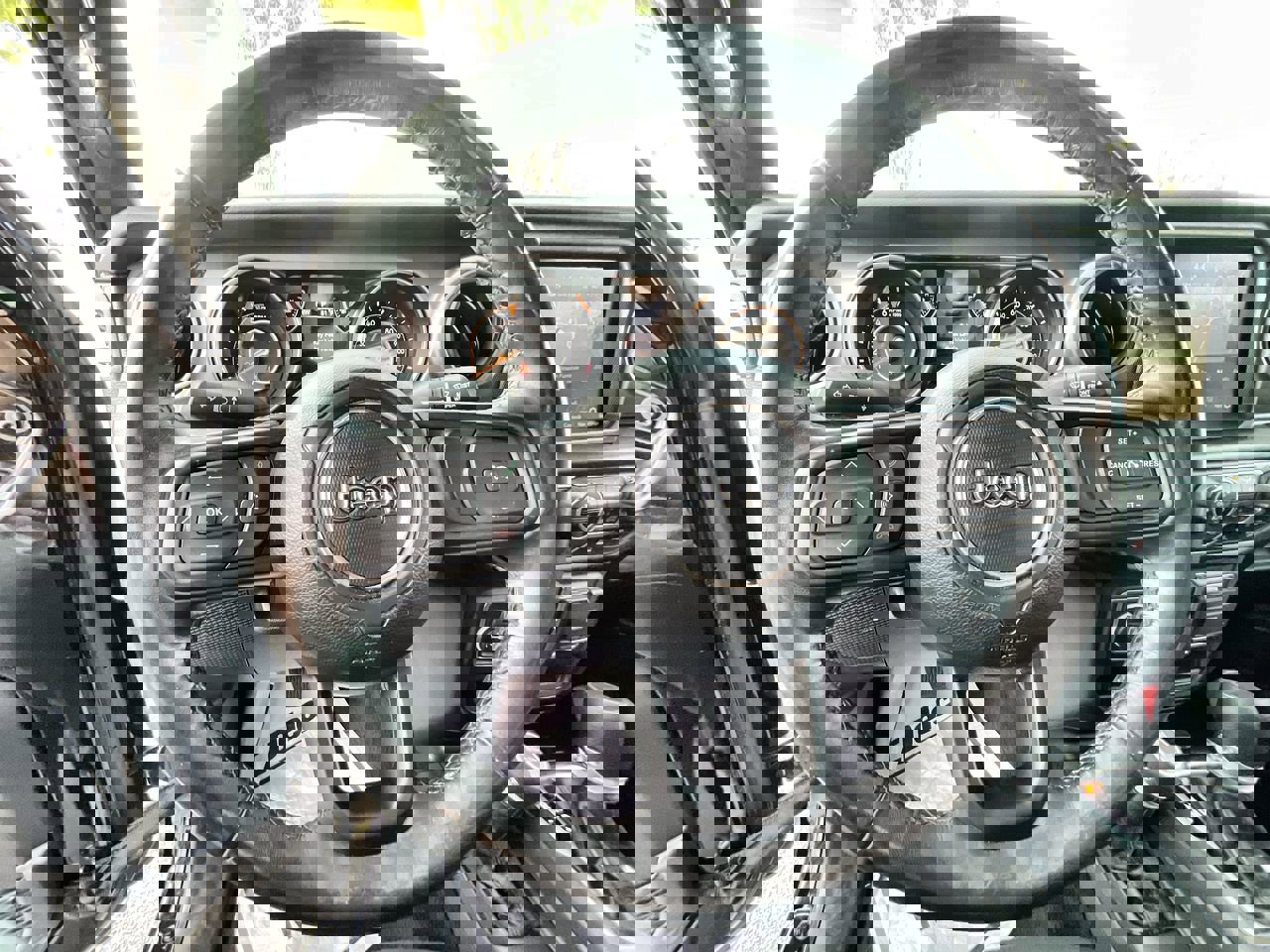 Used 2023 Jeep Gladiator Sport image 11