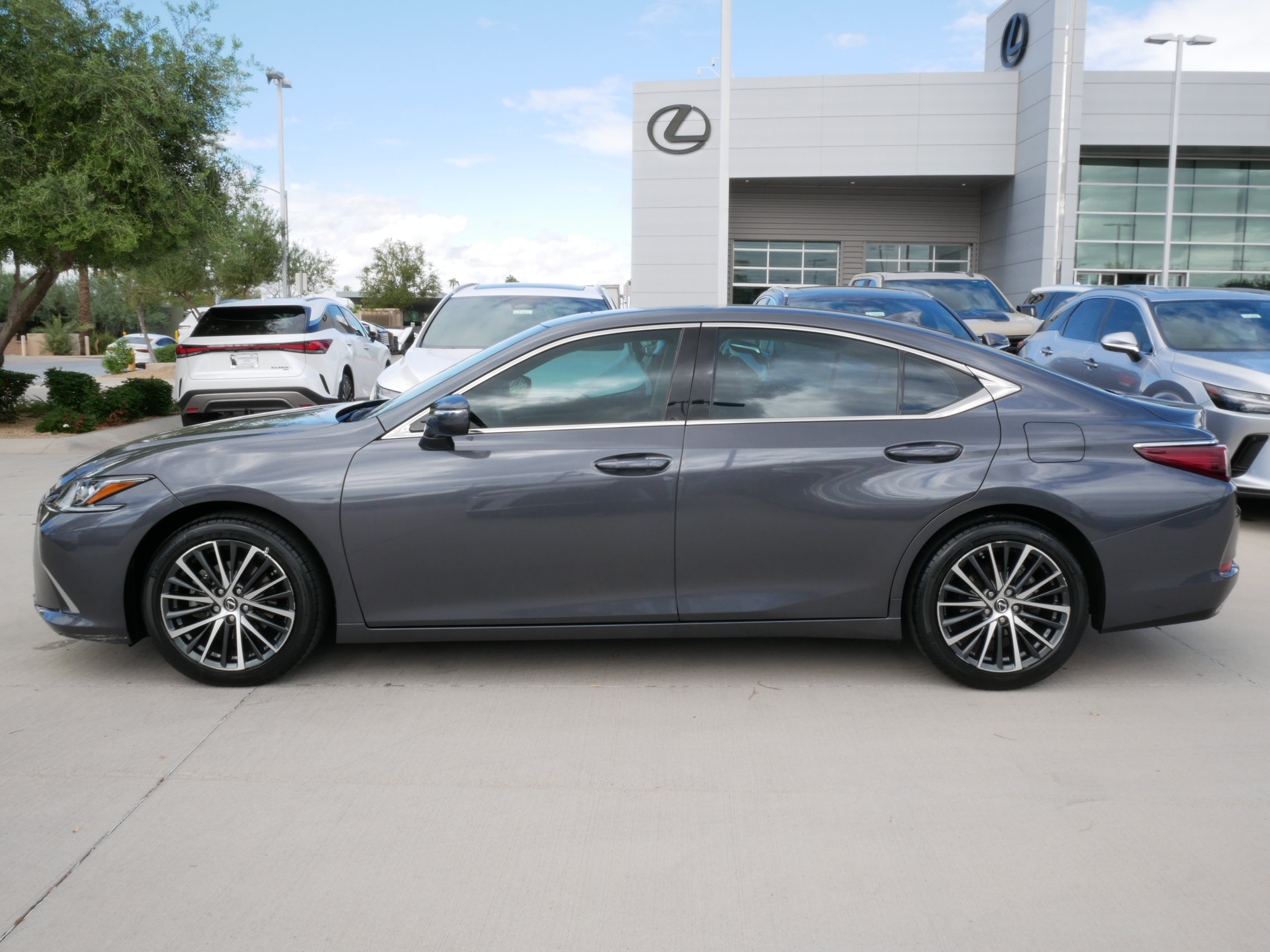 Used 2023 Lexus ES 350 w/ Premium Package FWD image 3