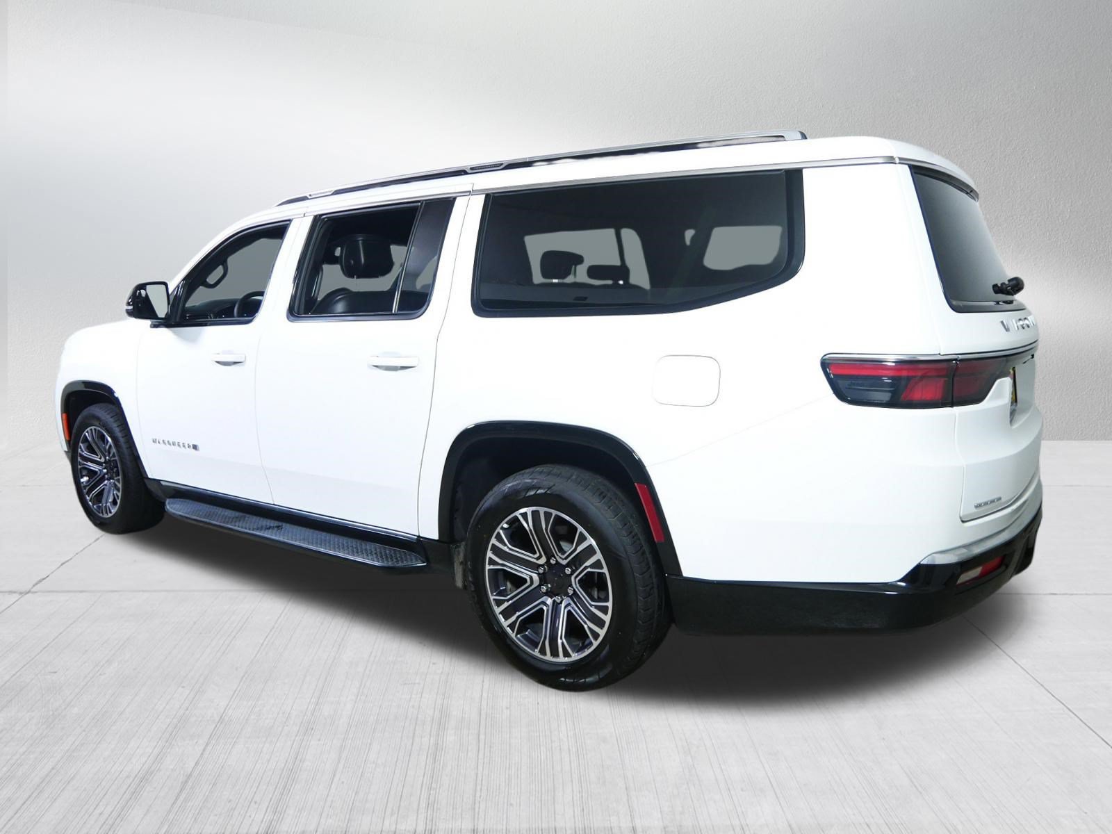 Used 2023 Jeep Wagoneer L Series II AWD/4WD image 5
