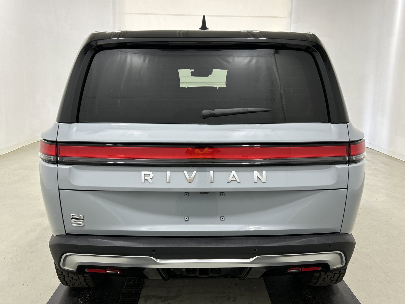 Used 2023 Rivian R1S Adventure image 4