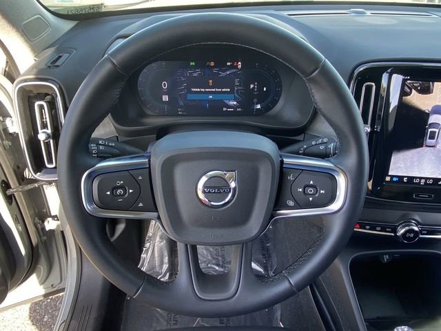Certified 2025 Volvo XC40 B5 Plus w/ Protection Package Premier image 21