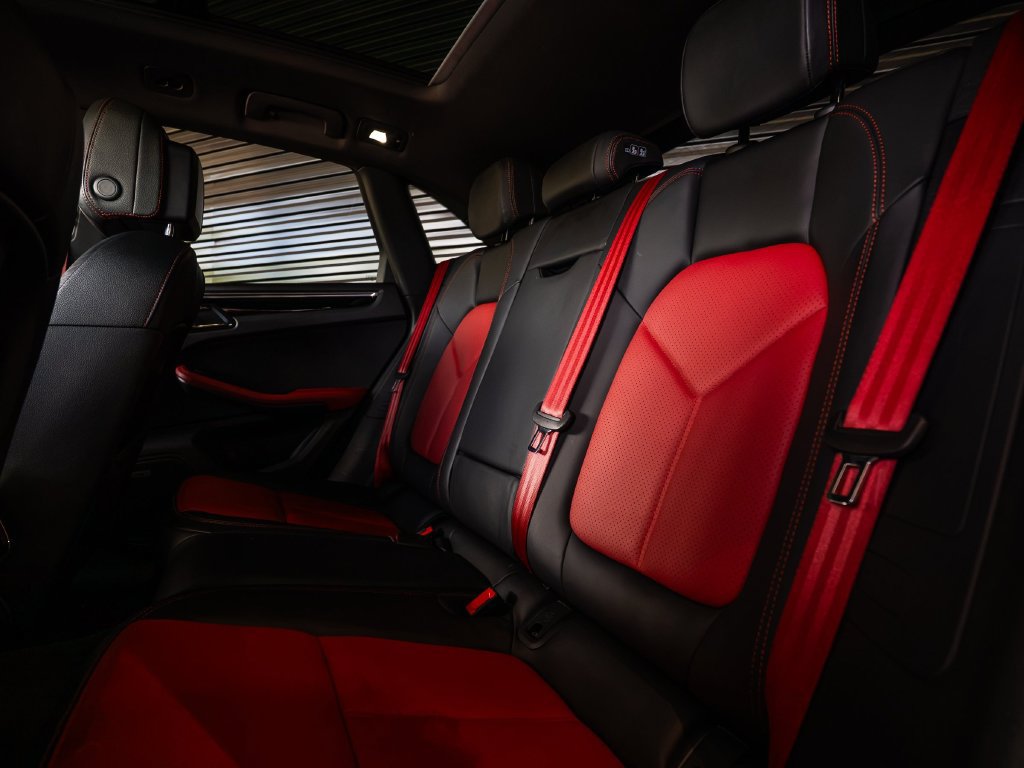 Certified 2021 Porsche Macan AWD/4WD image 24