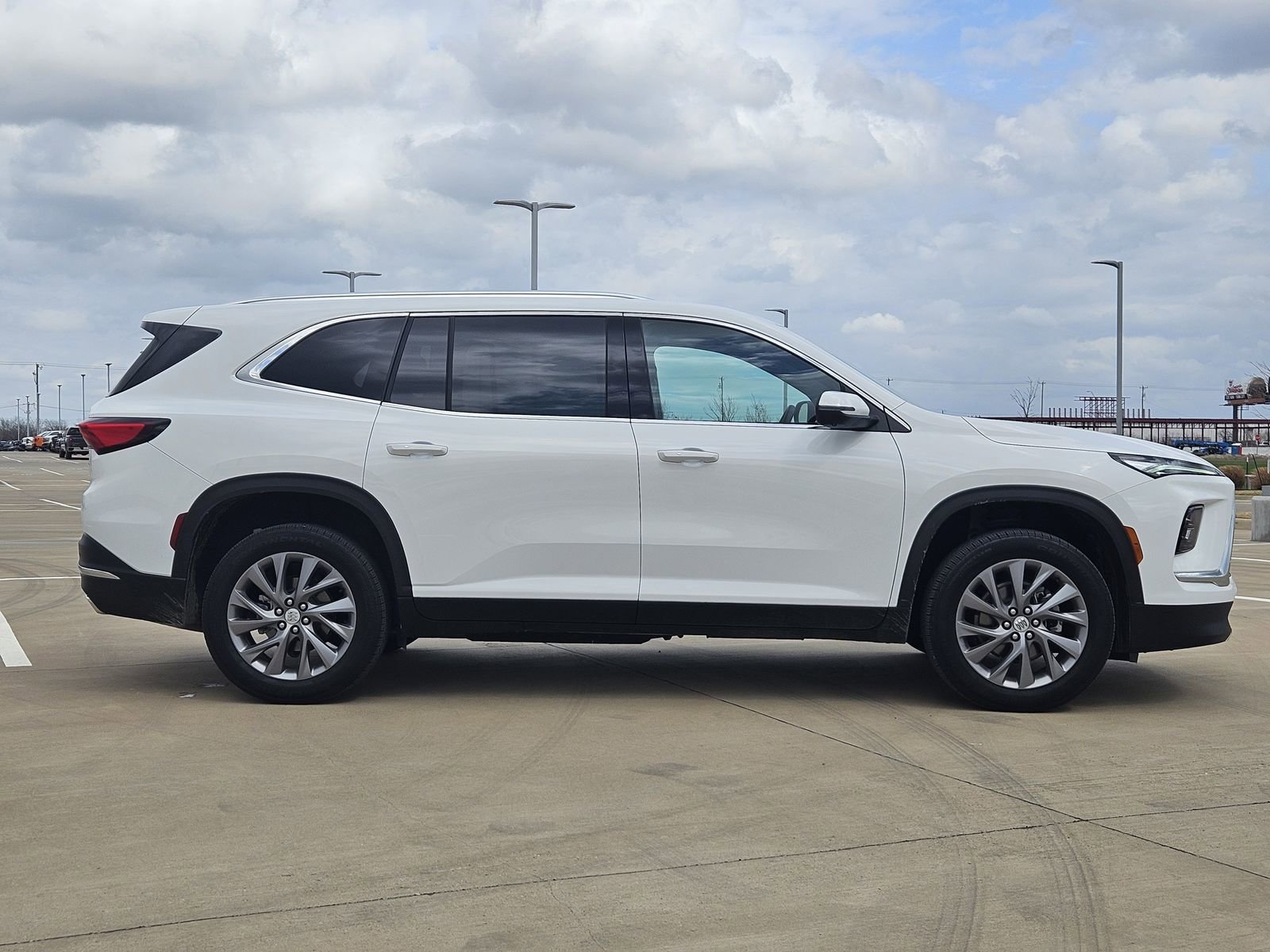 Used 2025 Buick Enclave Preferred image 7