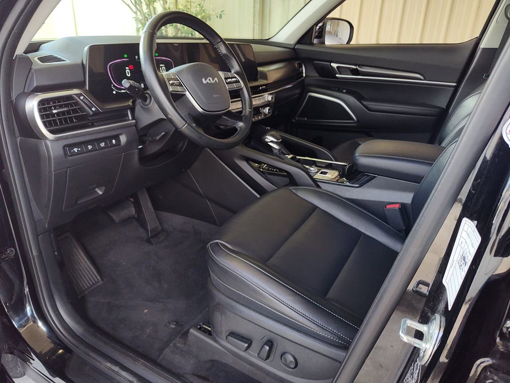 Used 2025 Kia Telluride S image 2
