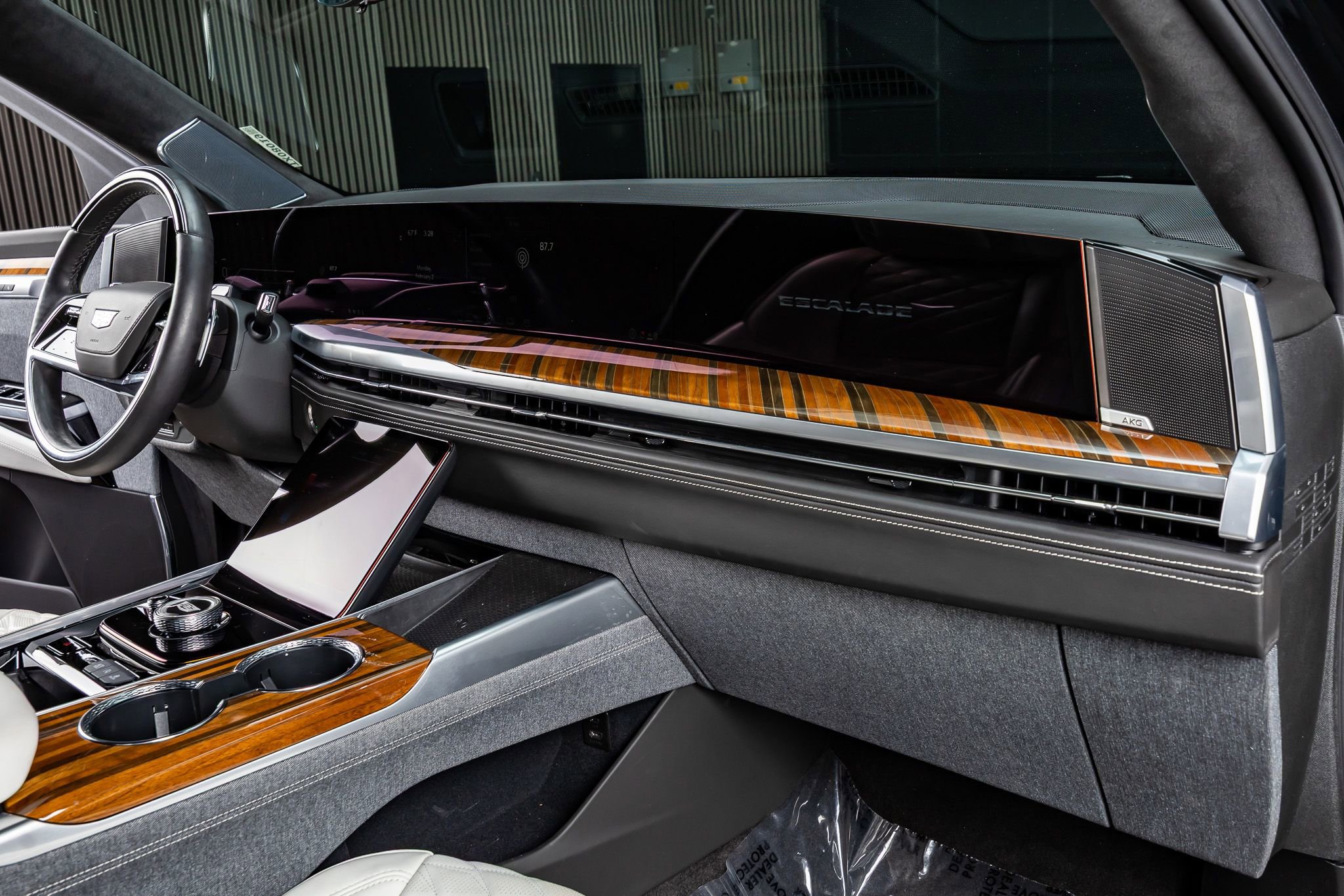 Used 2025 Cadillac Escalade ESV Sport Platinum w/ LPO, ONYX Package image 18