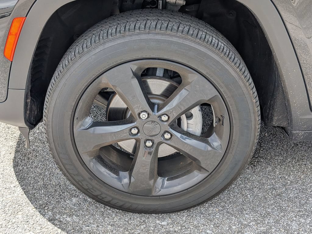 Used 2025 Jeep Grand Cherokee Altitude RWD image 14