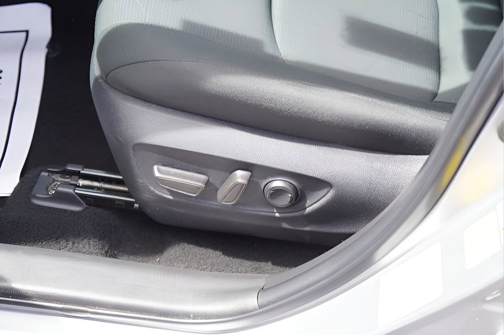 Used 2025 Toyota RAV4 XLE image 17