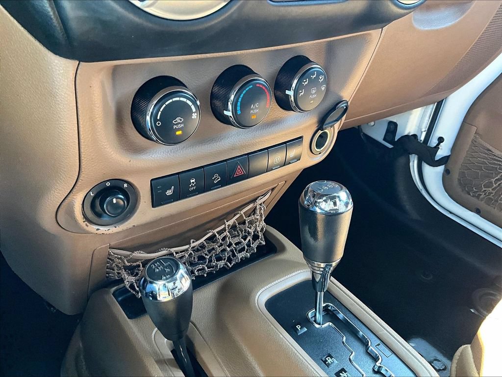 Used 2015 Jeep Wrangler Unlimited Sahara w/ Connectivity Group AWD/4WD image 32