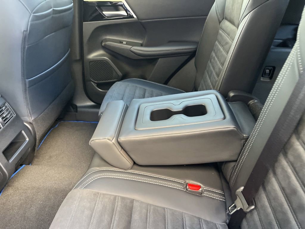 New 2025 Mitsubishi Outlander SE image 37