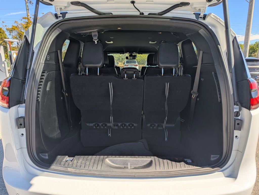 Used 2025 Chrysler Pacifica Select image 16