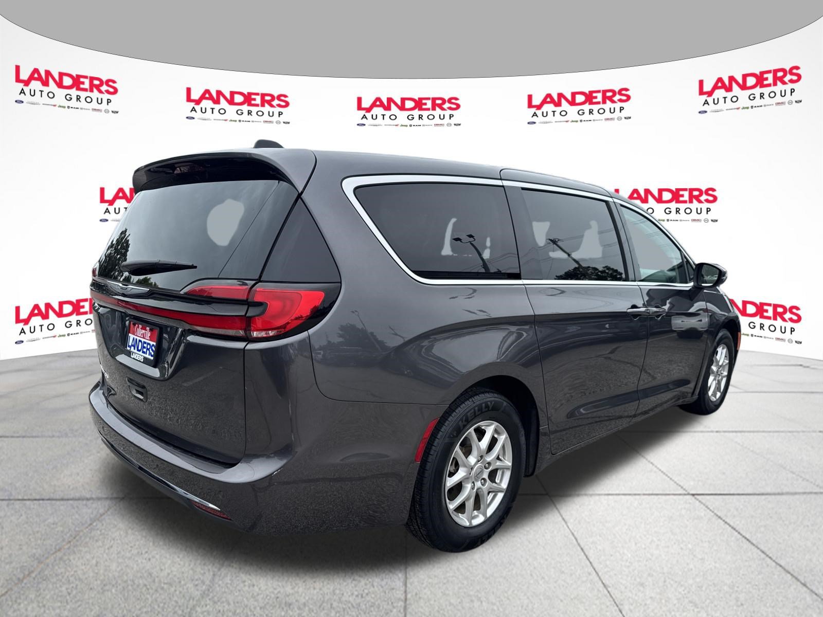 Used 2023 Chrysler Pacifica Touring-L FWD image 3