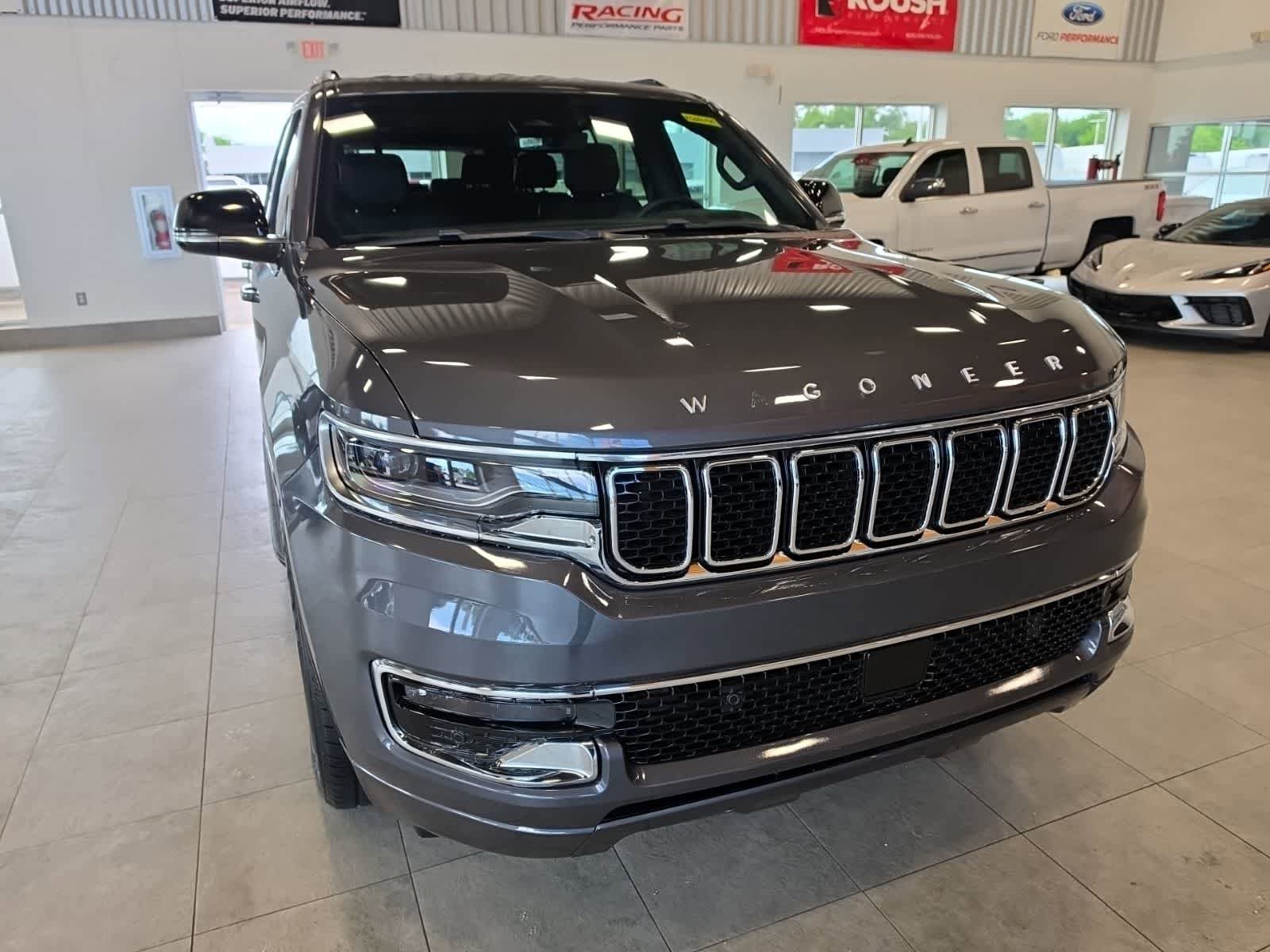 Used 2024 Jeep Wagoneer L Series III w/ Flexible Seating Group AWD/4WD image 4