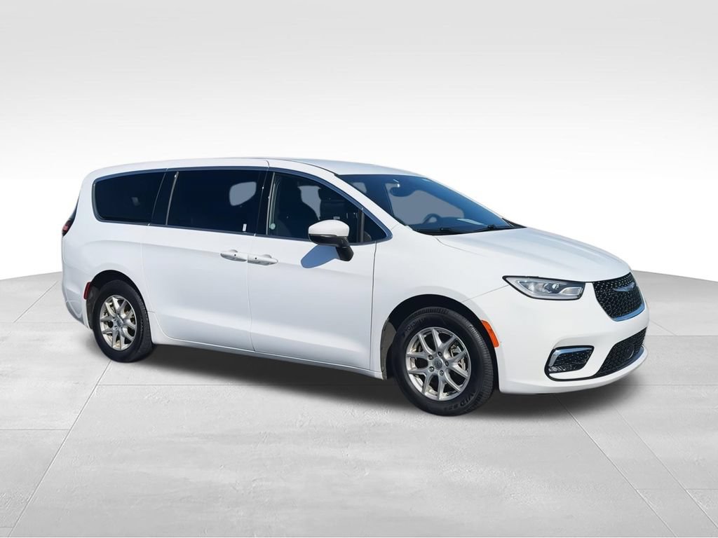 Used 2023 Chrysler Pacifica Touring FWD image 2