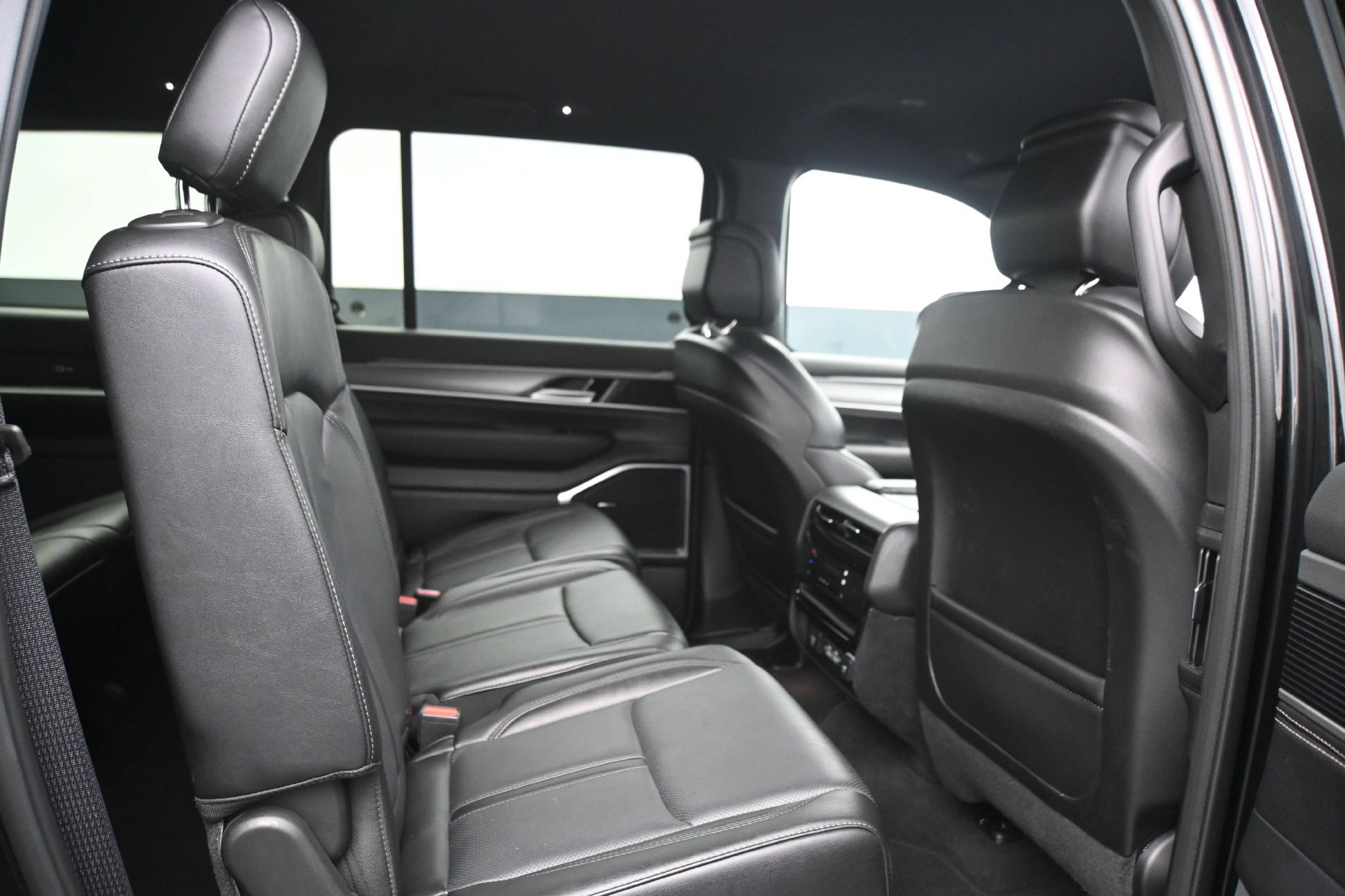 Used 2025 Jeep Wagoneer L Series II w/ 8-pass Seating Package AWD/4WD image 14