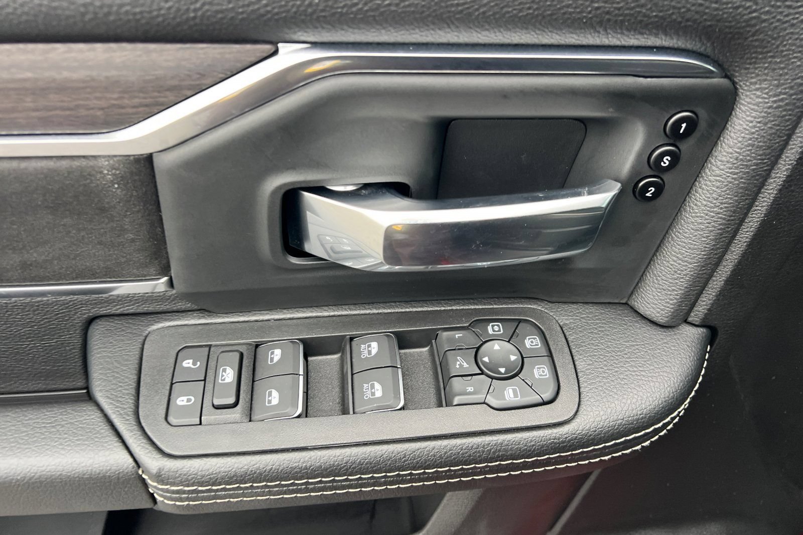 New 2026 RAM 2500 Laramie AWD/4WD image 9