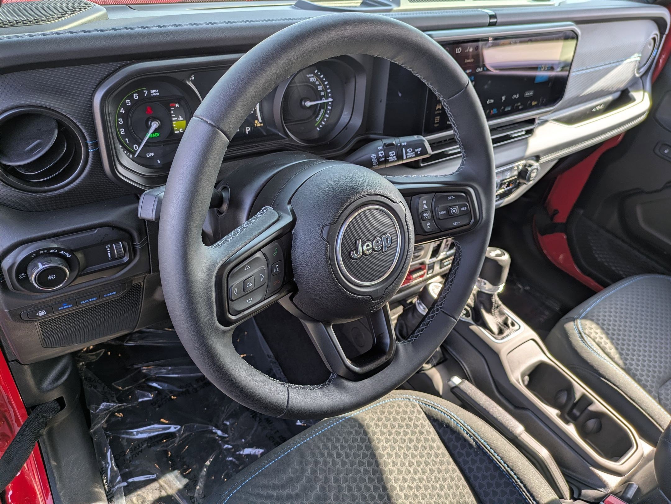 Used 2025 Jeep Wrangler Unlimited Rubicon 4xe w/ Convenience Group AWD/4WD image 15