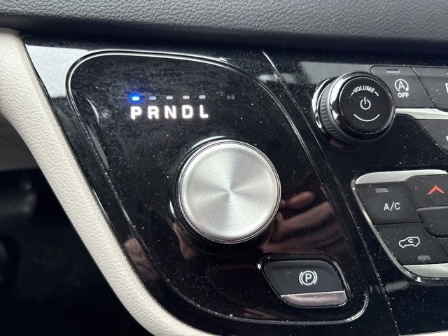 Used 2024 Chrysler Pacifica Touring-L image 17