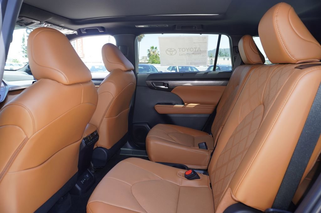 New 2026 Toyota Highlander Platinum image 10