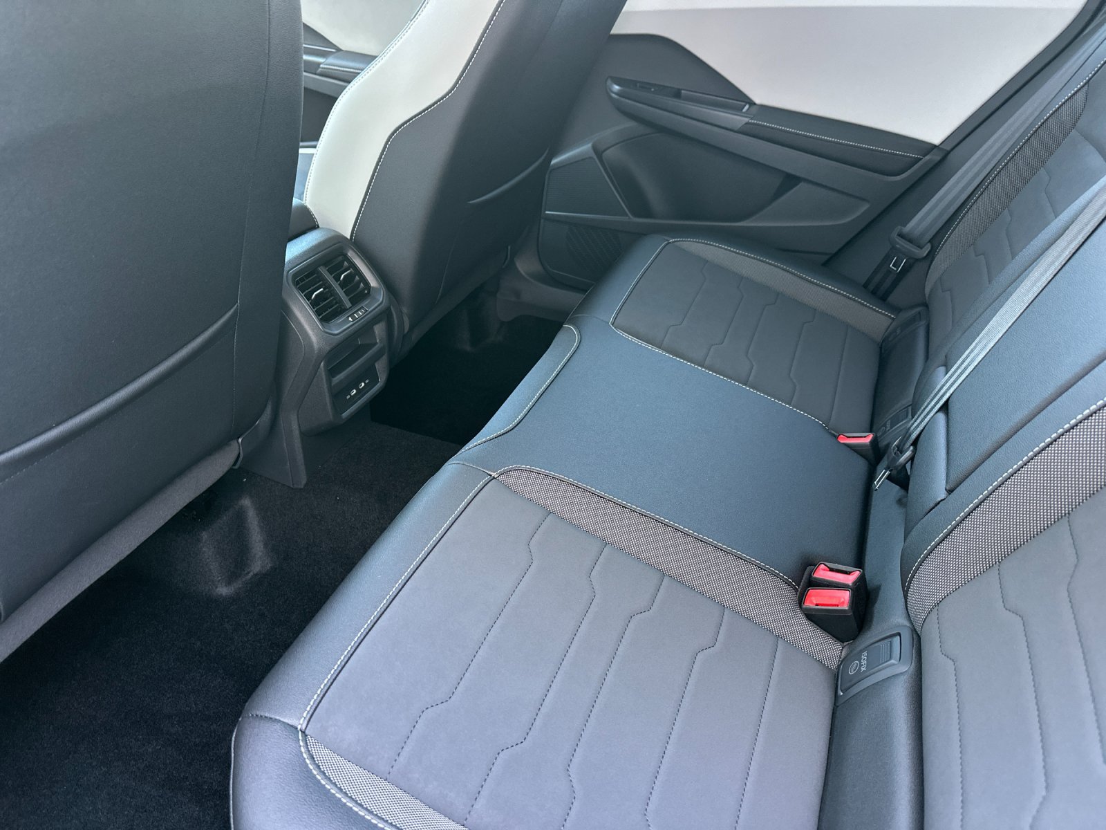 New 2027 Volkswagen Taos SE FWD image 12