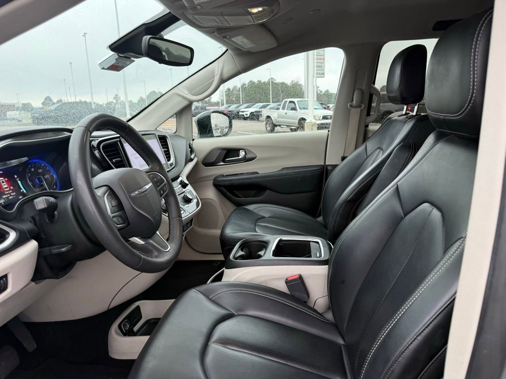 Used 2023 Chrysler Pacifica Touring-L image 9