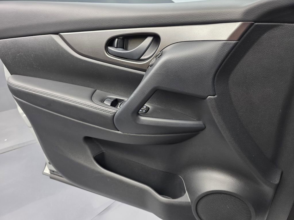 Used 2021 Nissan Rogue Sport S image 23