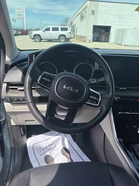 Used 2023 Kia Carnival EX image 14
