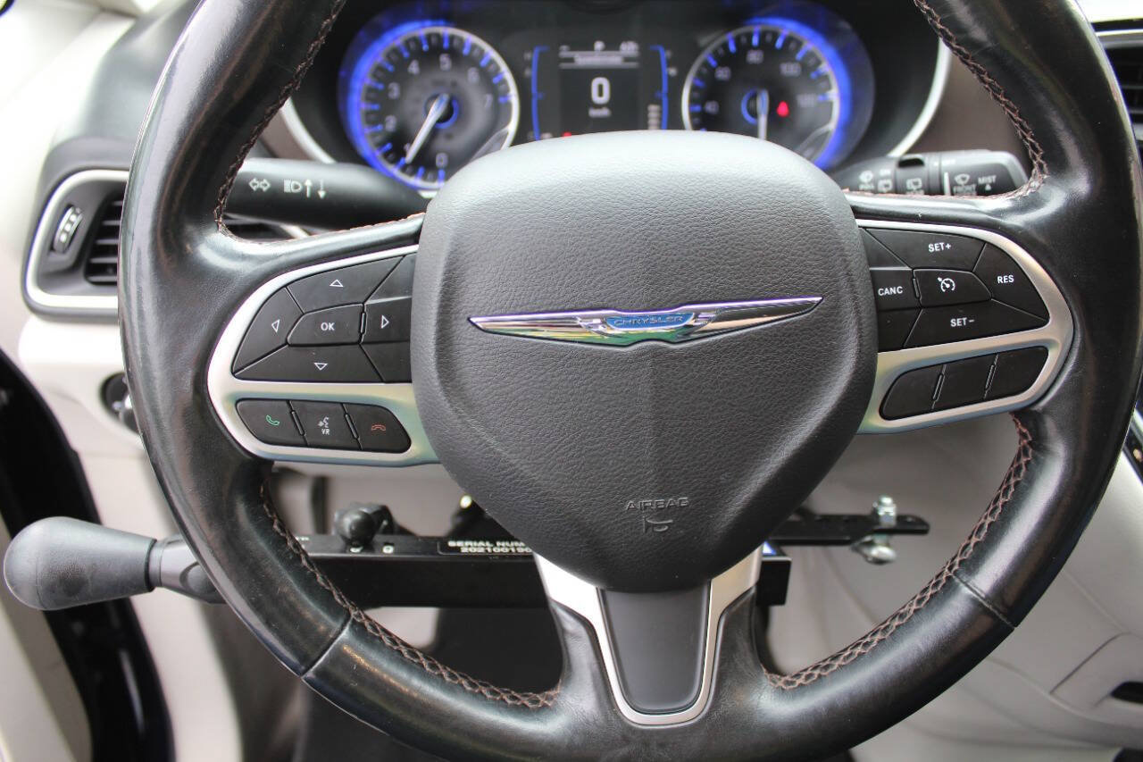 Used 2019 Chrysler Pacifica Touring-L FWD image 13