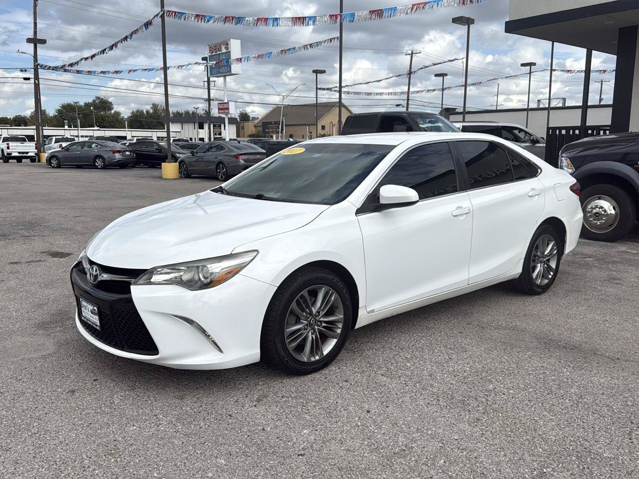 Used 2017 Toyota Camry SE FWD image 2