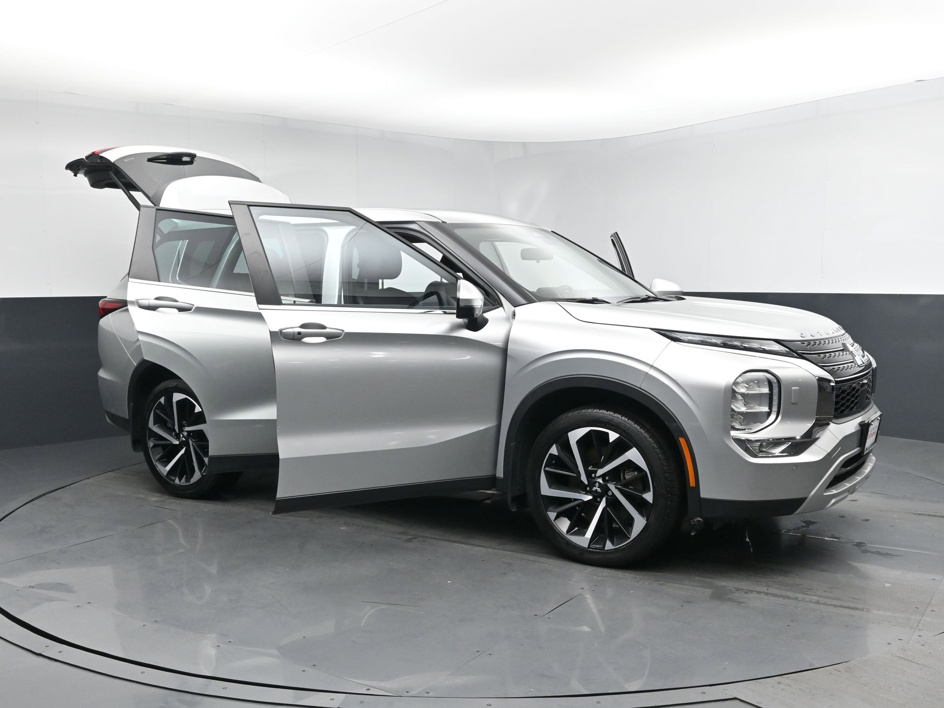 Used 2023 Mitsubishi Outlander SE image 28