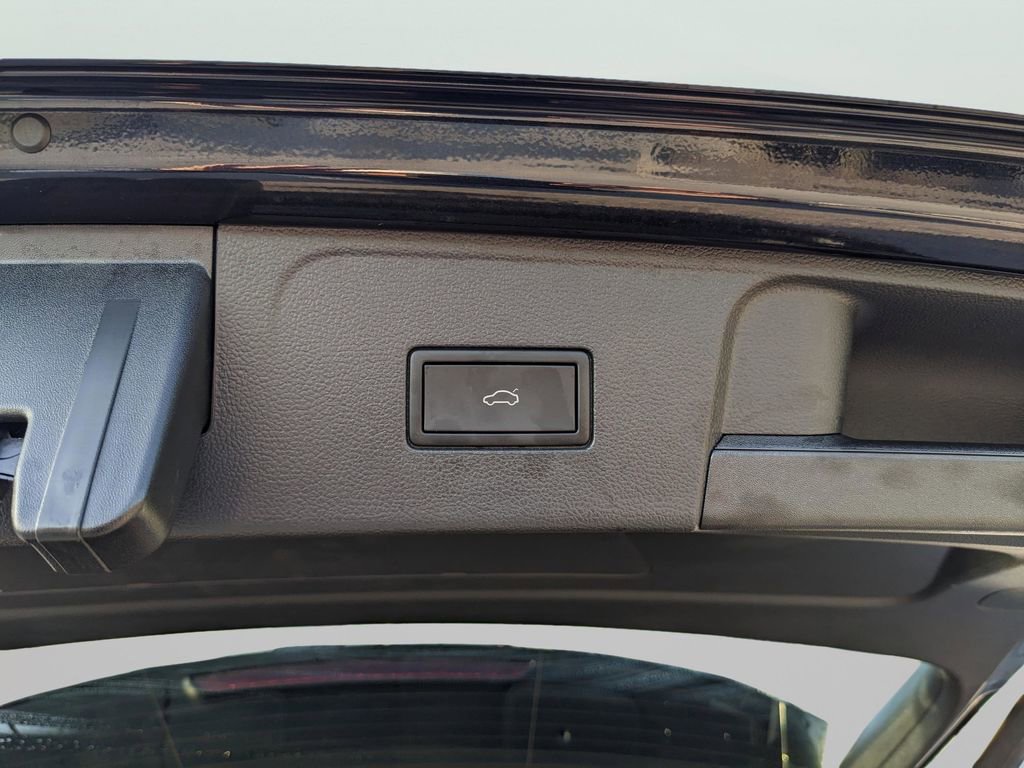 Used 2025 Volkswagen Atlas SEL Premium R-Line image 12