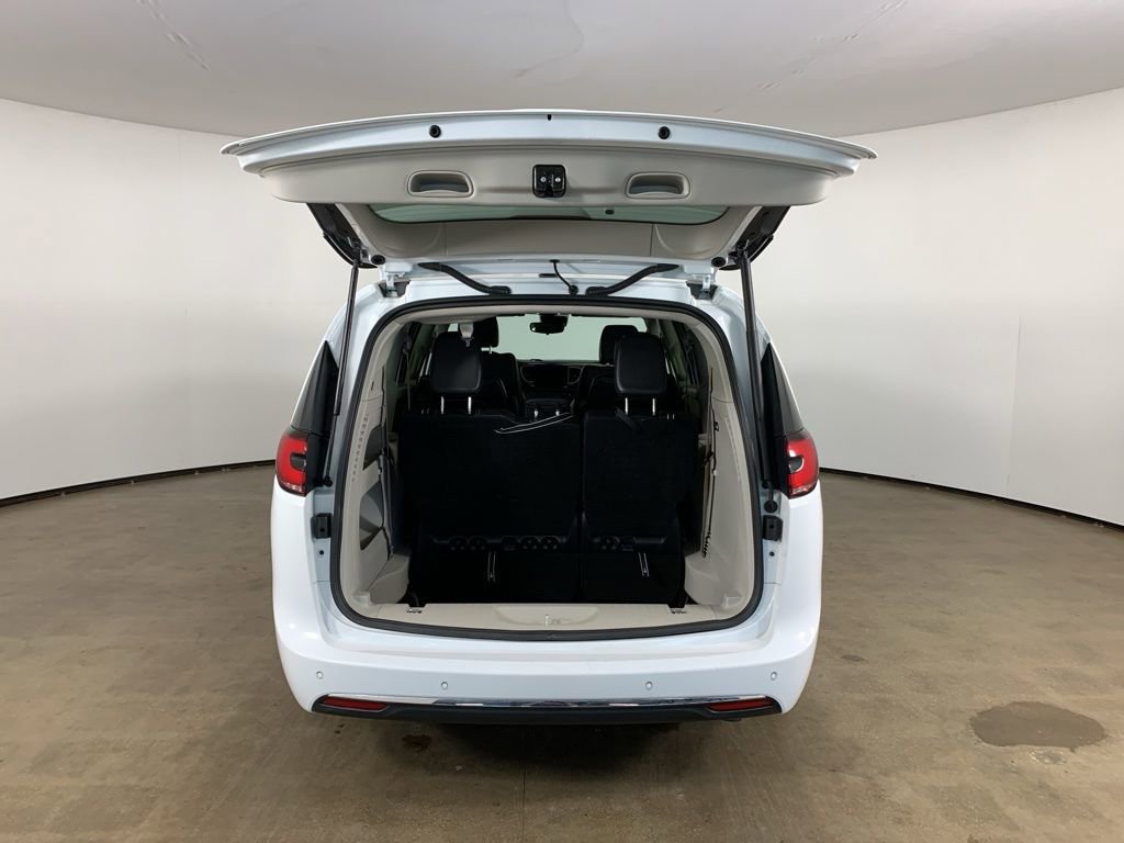 Used 2024 Chrysler Pacifica Touring-L image 12