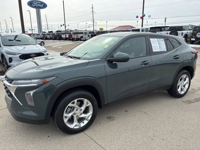 Used 2025 Chevrolet Trax LS w/ LS Convenience Package image 3