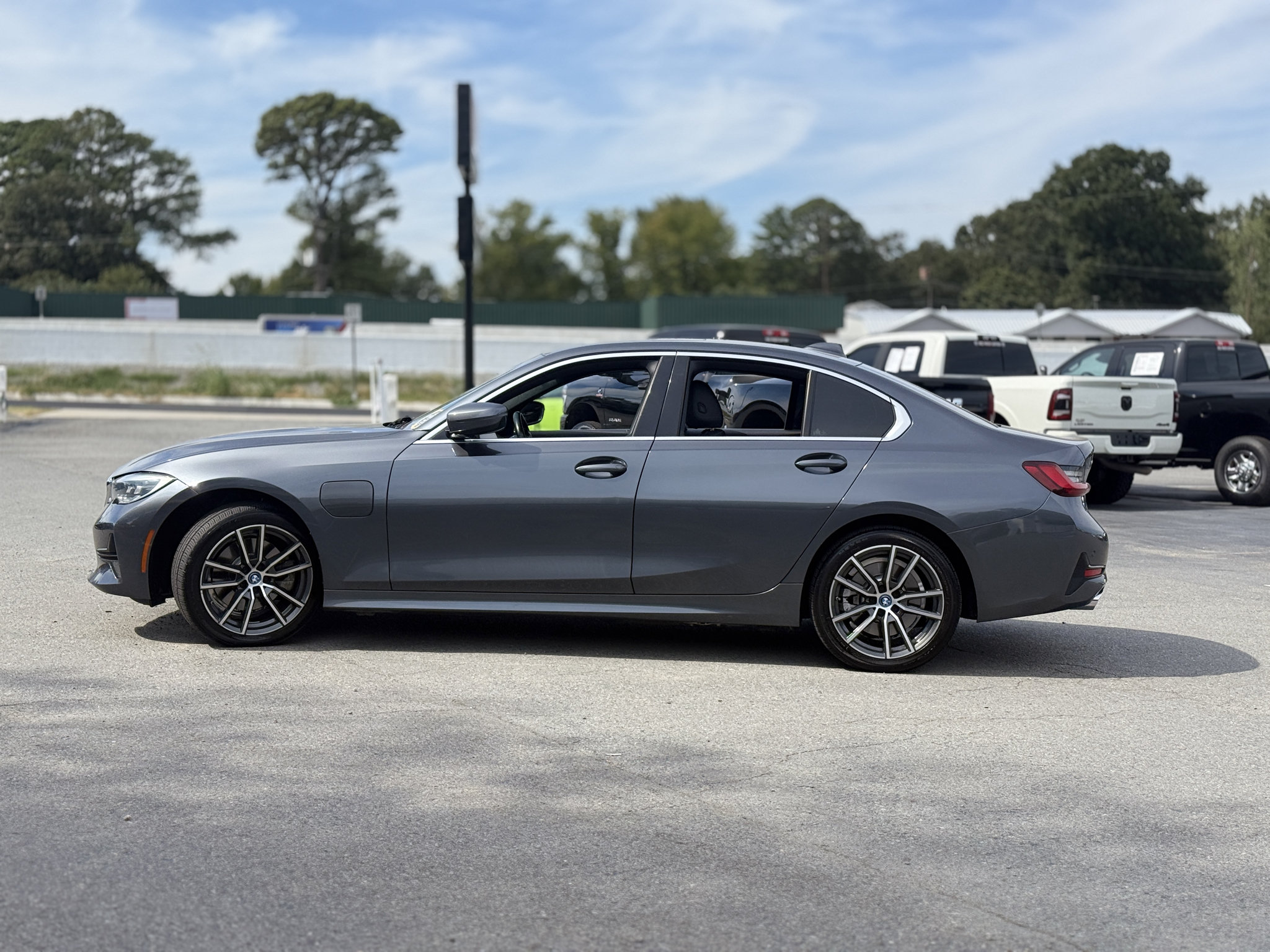 Used 2022 BMW 330e xDrive w/ Driving Assistance Package AWD/4WD image 4